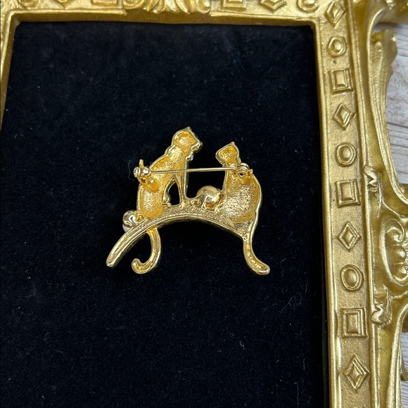 Elegant Gold Cat Brooch with Pearls and Green Eyes - Picture 4 of 6